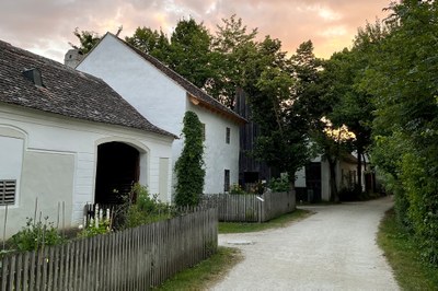 Jeden Mittwoch im Juli ist das Weinviertler Museumsdorf Niedersulz für Besucher:innen bis 21 Uhr geöffnet.